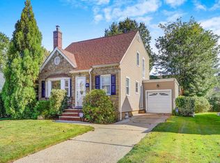 136 Celler Ave, New Hyde Park, NY 11040
