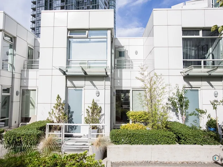 1111 Marinaside Cres #THN — Photo 3