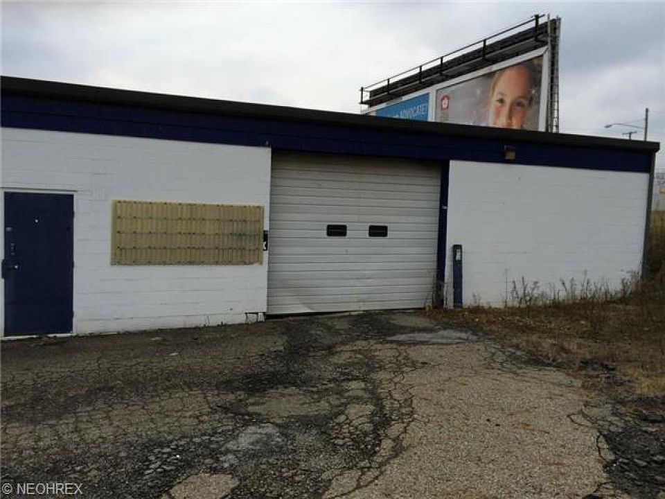 2nd image of 2940 Lincoln Way E