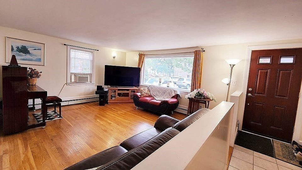 2nd image of 206A Adams St