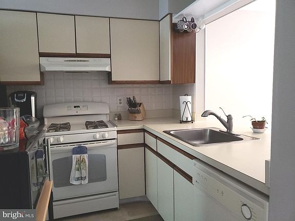 3rd image of 1022 Baywood Dr