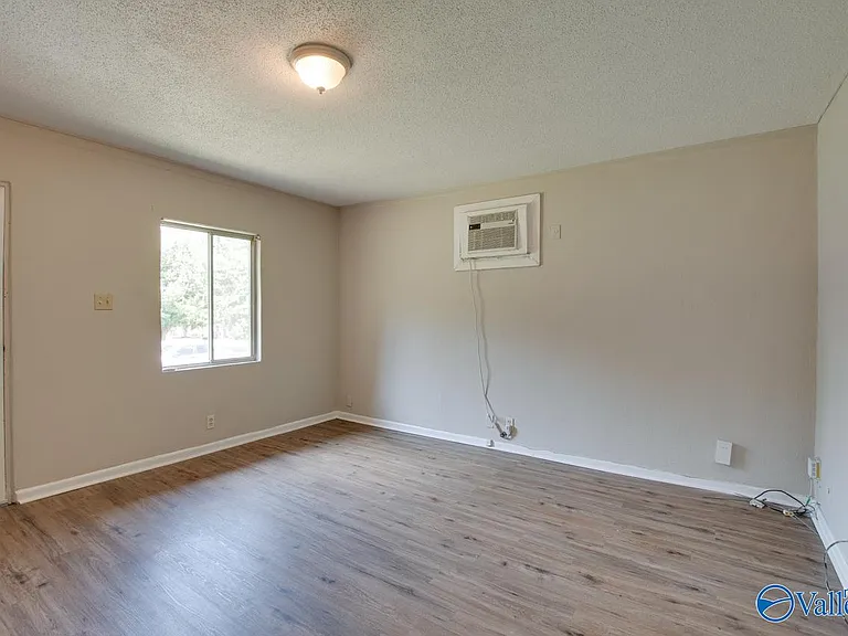 1330 Oshaughnessy Ave NE #A — Photo 9