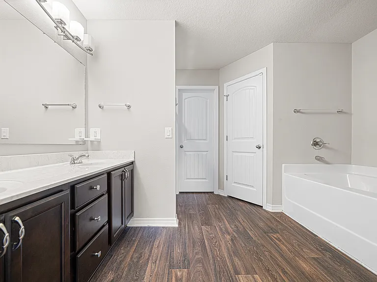 2132 Vizcaya Dr — Photo 23