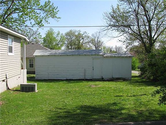 3rd image of 107 6th Ave NE