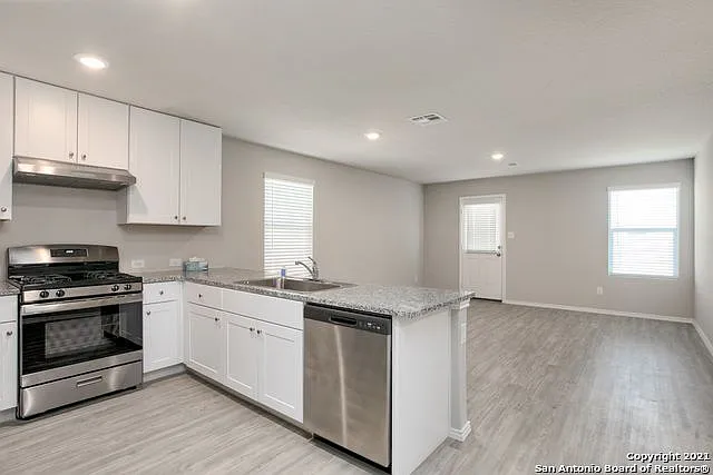 3 bed, 2.0 bath, 1047 sqft, $1,800 — Photo 3