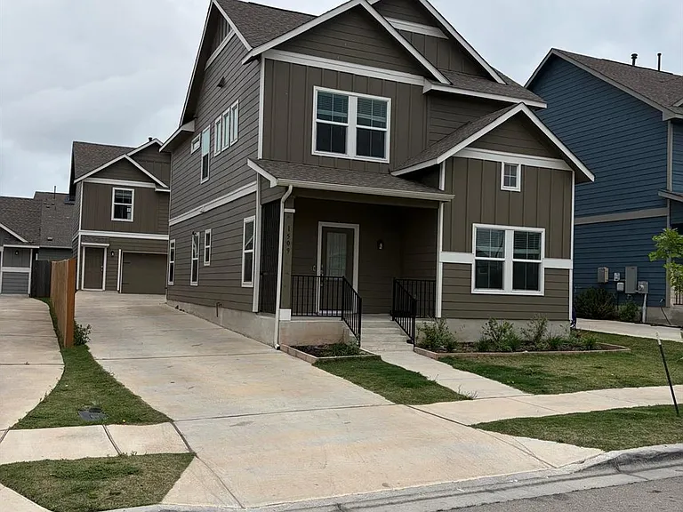 1509 Weatherford Ln — Photo 2