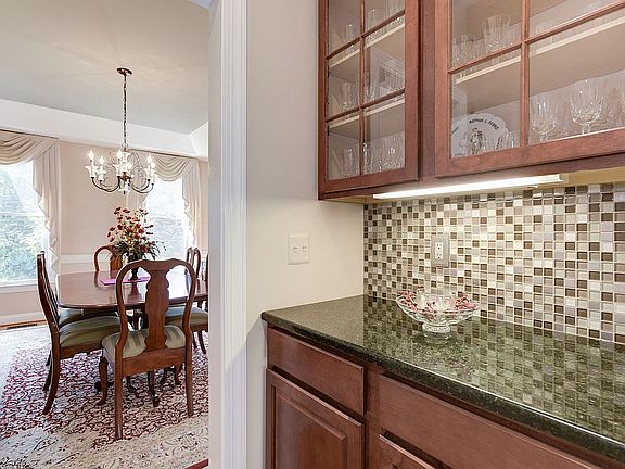 Butler's Pantry to Lg Dining