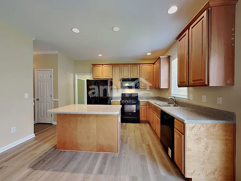 918 Pristine Ln — Photo 3