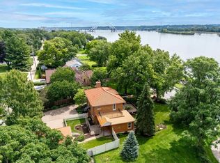 248 River Dr, Bettendorf, IA