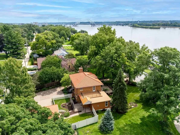 248 River Dr, Bettendorf, IA 52722