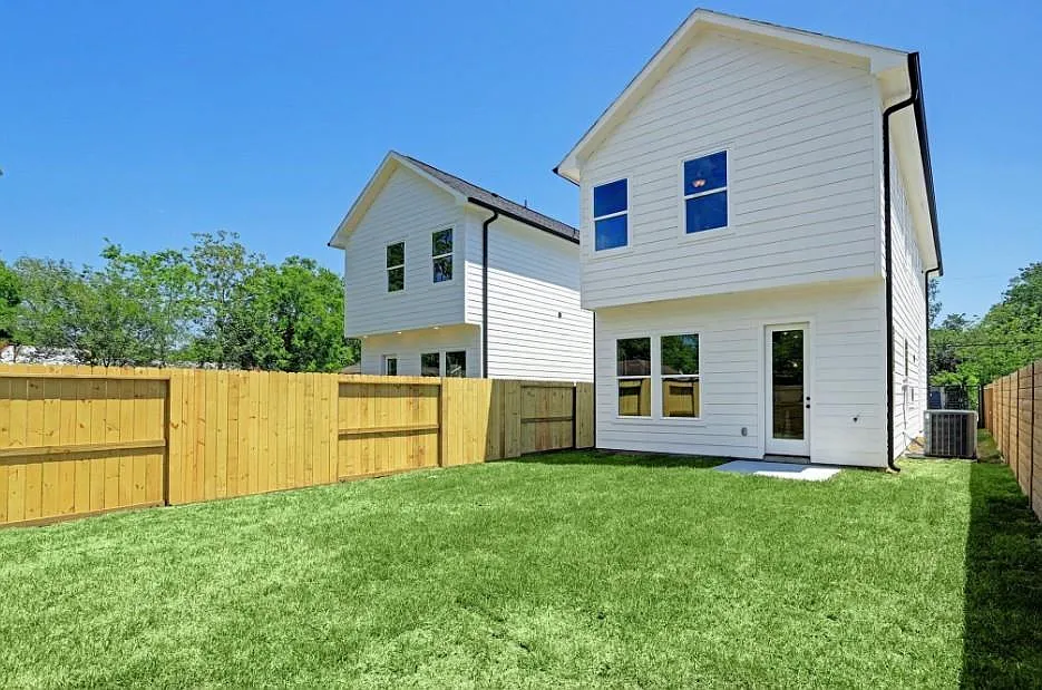 3 bed, 2.5 bath, 1586 sqft, $2,700 — Photo 3