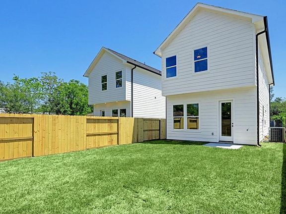 3rd image of 2402 Mann St #A