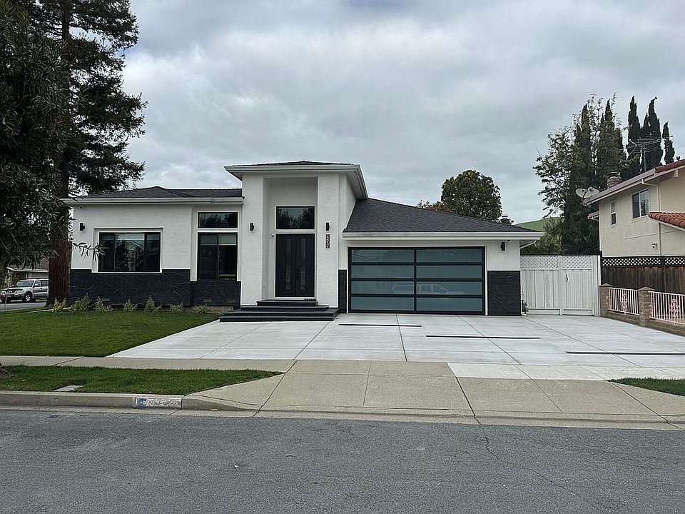 2nd image of 472 Lowell Pl