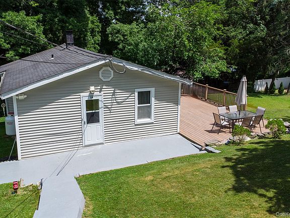 3rd image of 18 Worthington Drive W