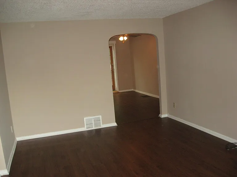 1090 Taylor Dr — Photo 2