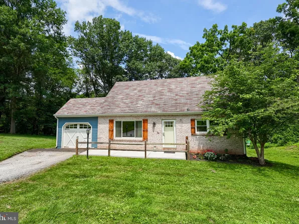 35 Locust Cir, Etters, PA 17319