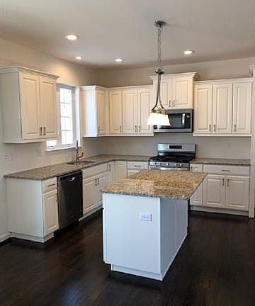 3rd image of 22 Laurel Cir