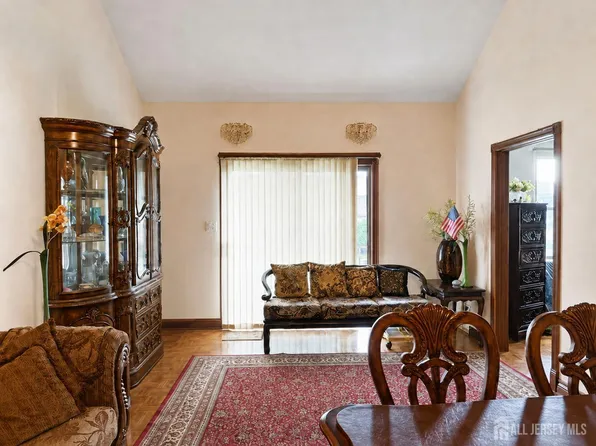 112 Beverly Hills Ter APT E, Woodbridge, NJ 07095