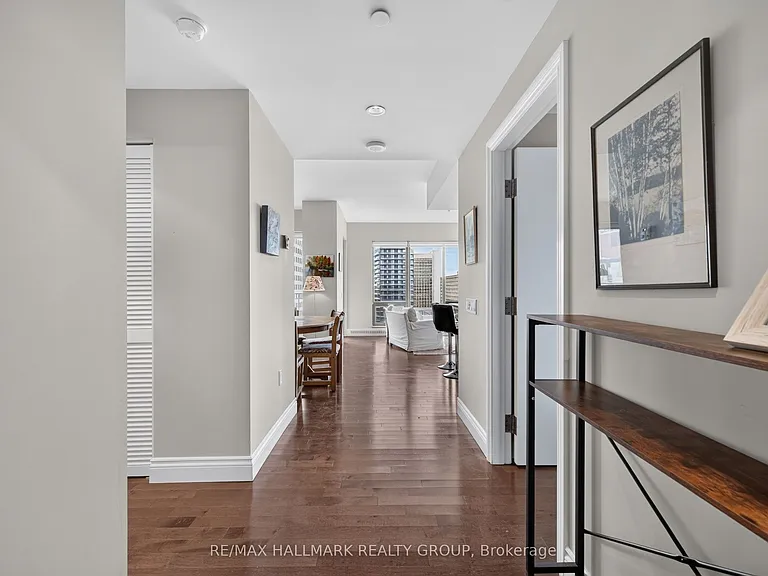 90 George St #1301 — Photo 4