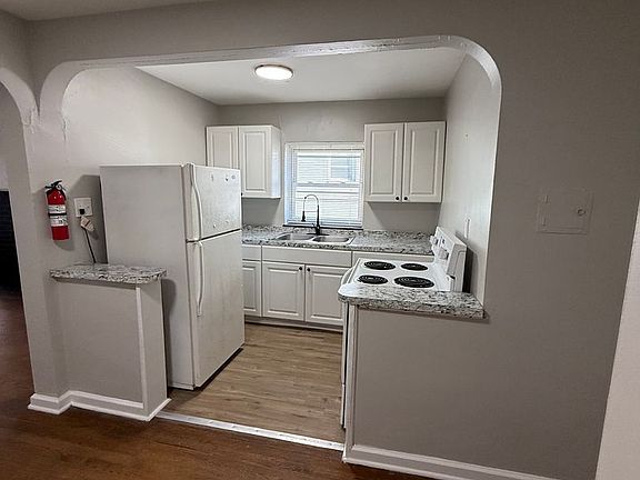 4th image of 232 Sutherland Dr #B