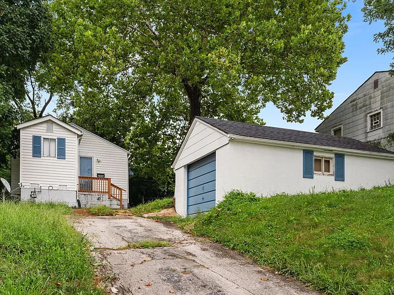 2936 N Hanley Rd — Photo 27