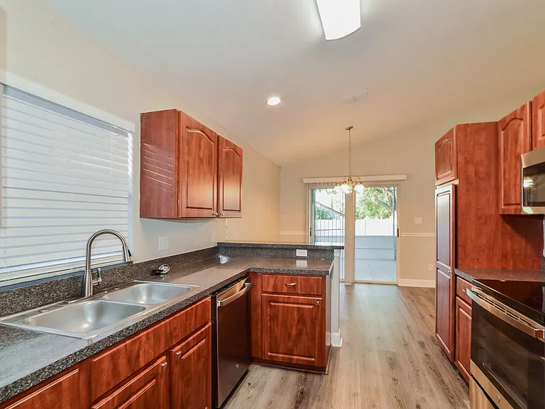 935 Brightview Dr — Photo 7