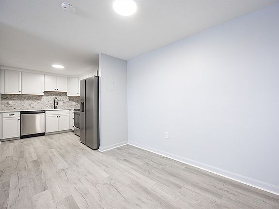 5th image of 26 Williamsburg Ct Unit 4