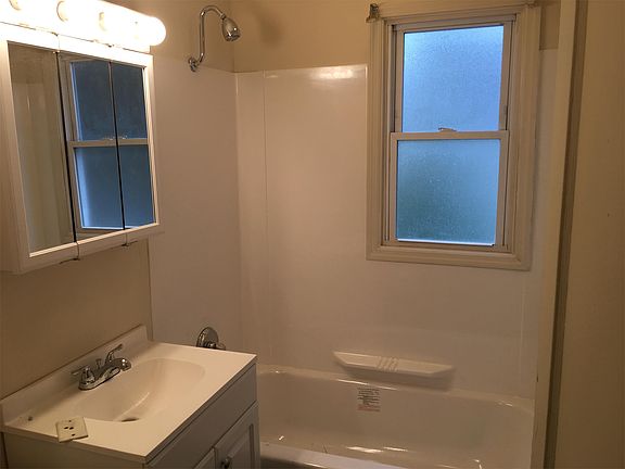 3rd image of 4627 Louise Ave