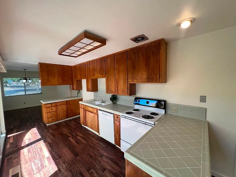 1528 Goldenwood Dr — Photo 13