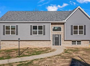134 Edgewood Dr, New Stanton, PA