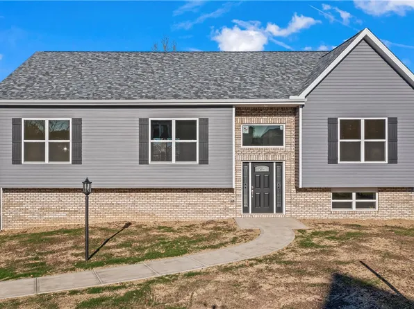 134 Edgewood Dr, New Stanton, PA 15672