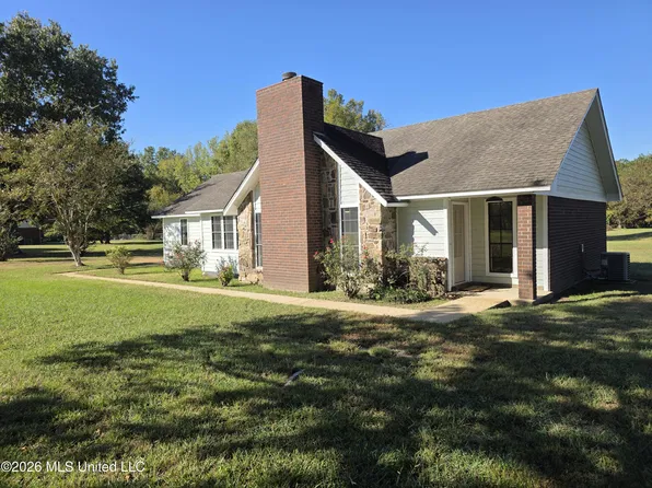 1051 Silver Hills Dr, Senatobia, MS 38668