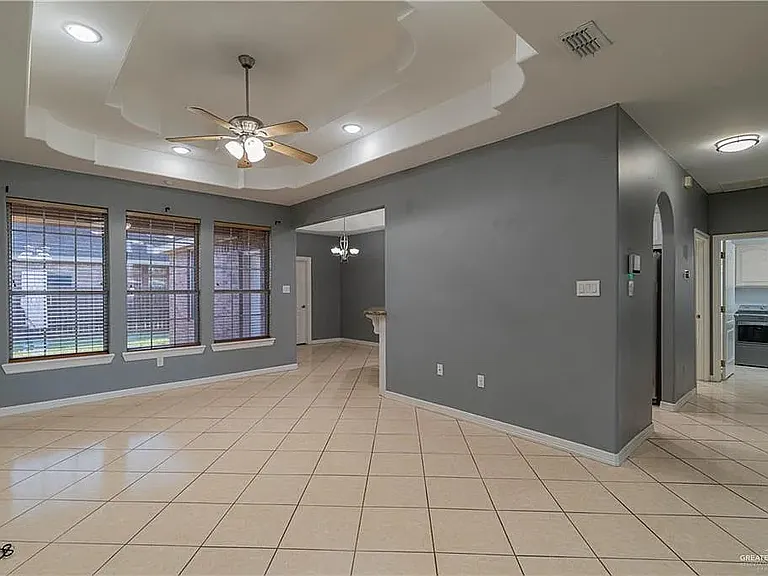 504 E Biyaneta Ave — Photo 3