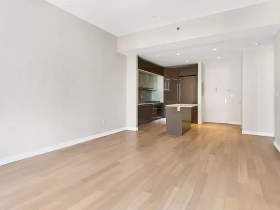 2nd image of 75 Wall St APT 26B