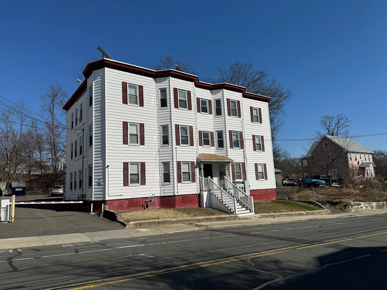 4 bed, $2,450 — Photo 2