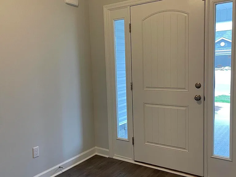 811 Goodale Dr — Photo 3
