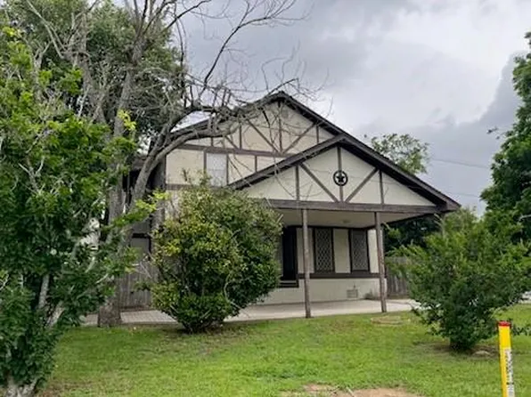 310 W Stewart St, Willis, TX 77378