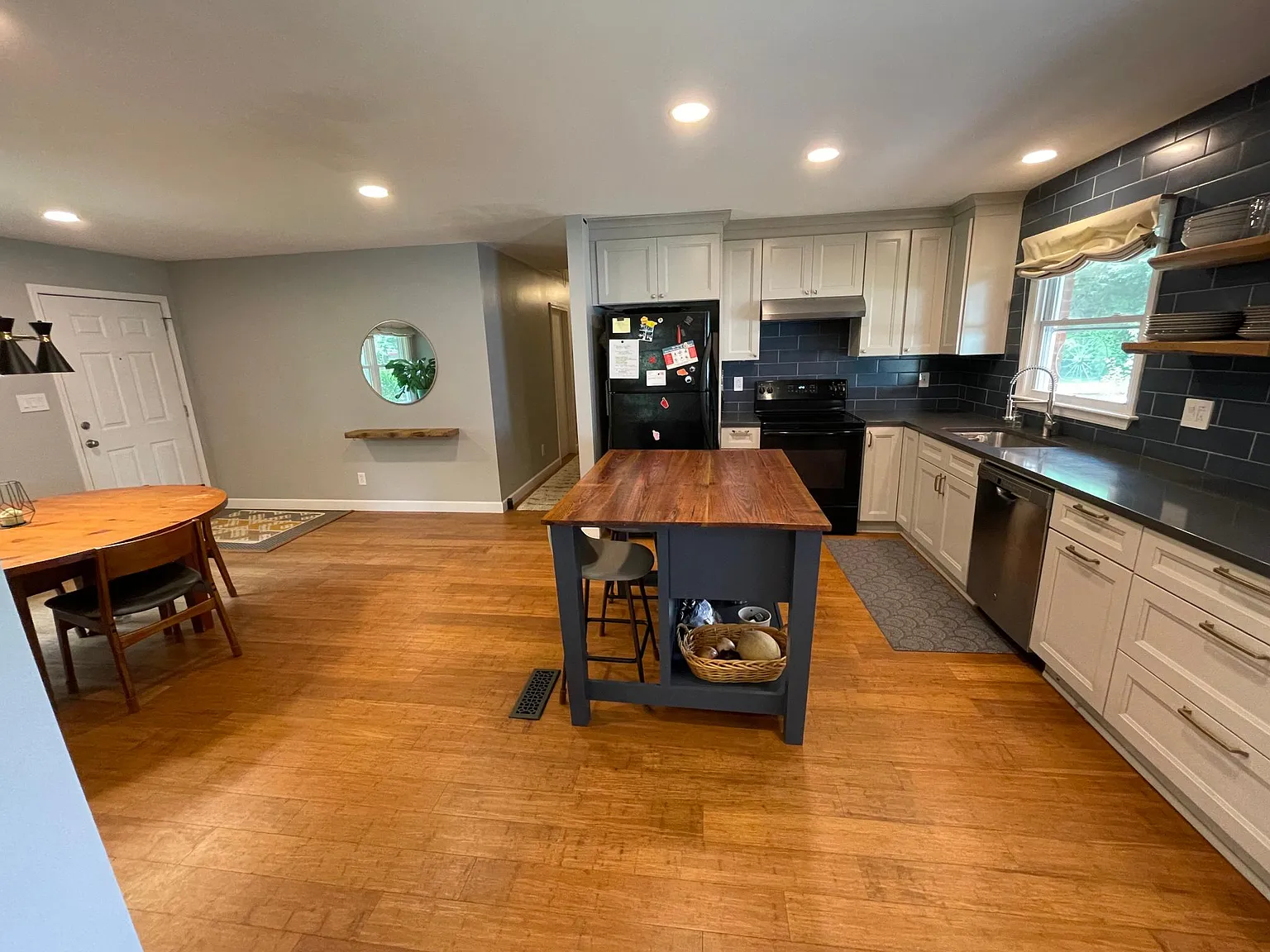 3 bed, 1245 sqft, $1,950 — Photo 3