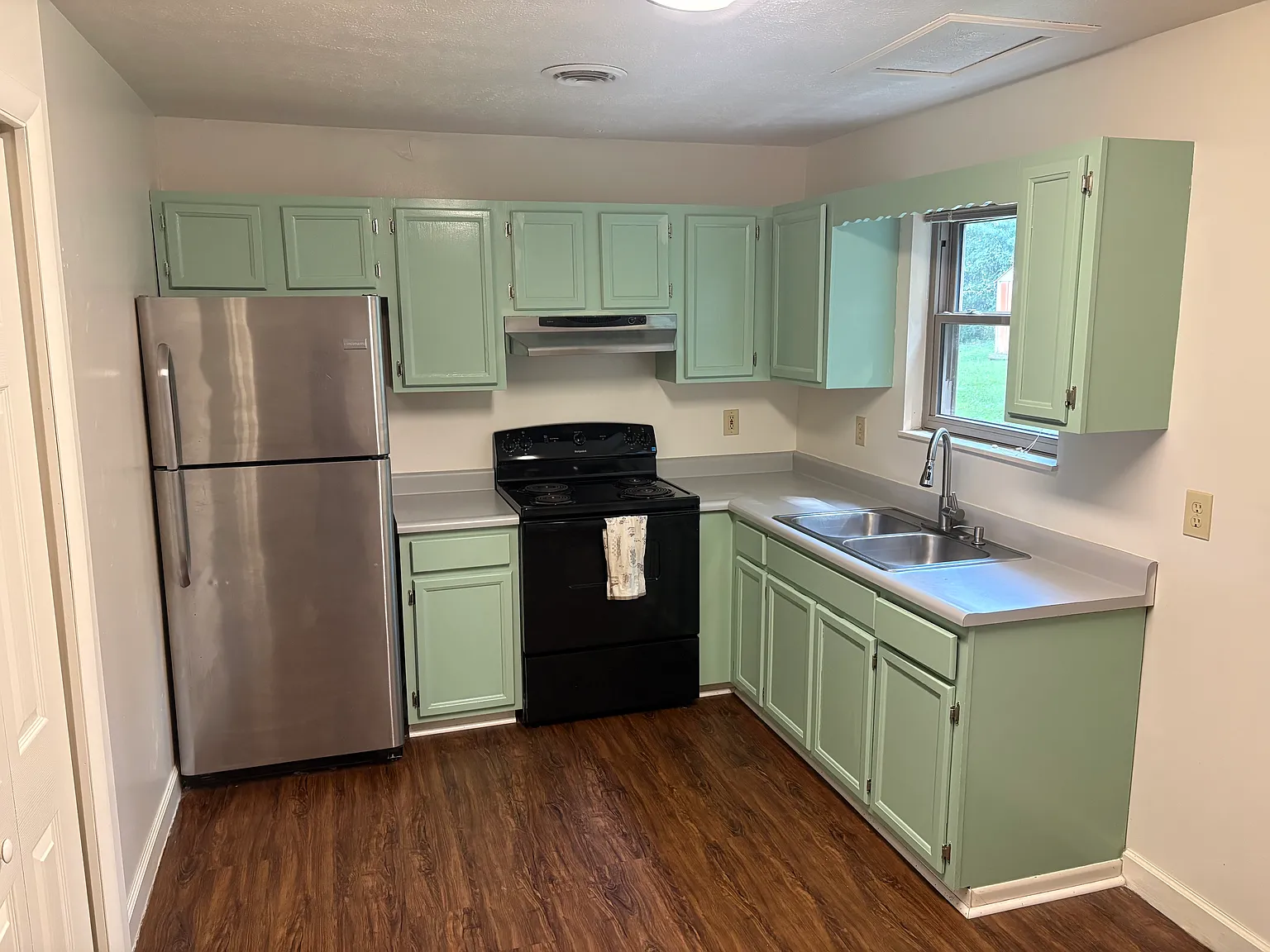 2 bed, 1.5 bath, 1026 sqft, $1,450 — Photo 2