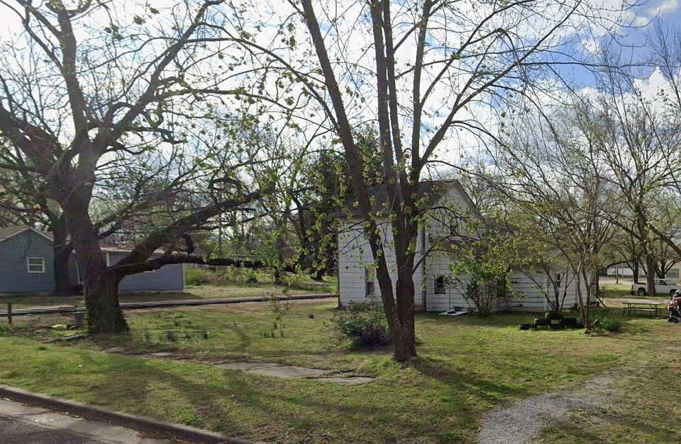 1st image of 110 N Railroad Ave