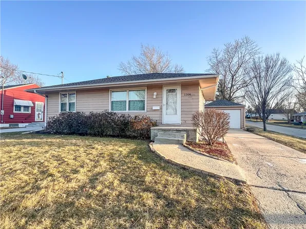 1306 Southlawn Dr, Des Moines, IA 50315