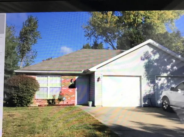 1110 Dean Dr, Grain Valley, MO 64029
