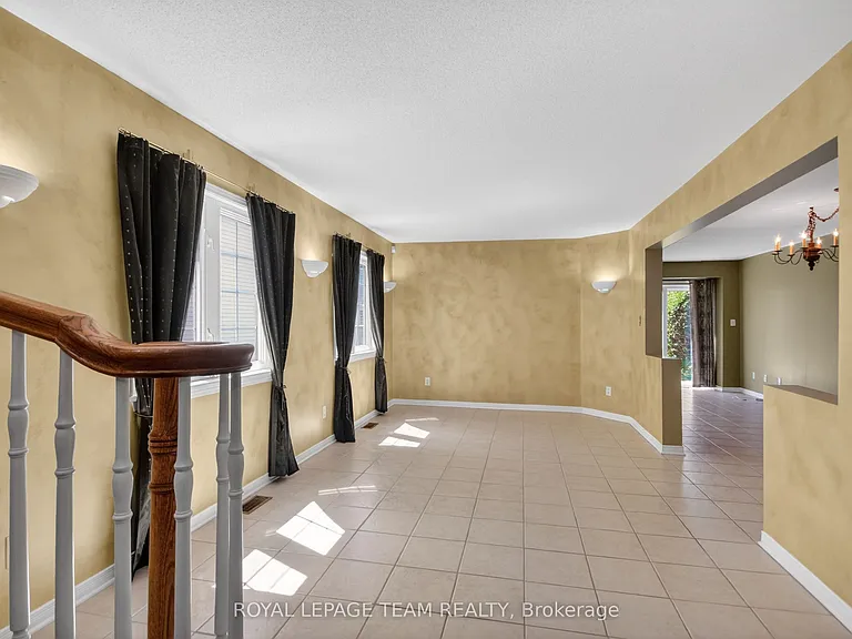 32 Riverstone Dr N — Photo 8