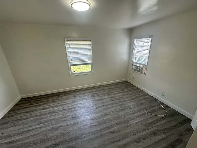 Silverlake Garden Apartments — Photo 35