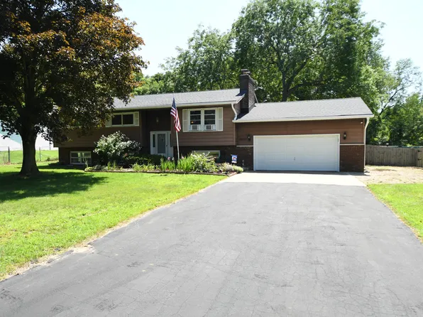 36161 Valley Dr, Paw Paw, MI 49079