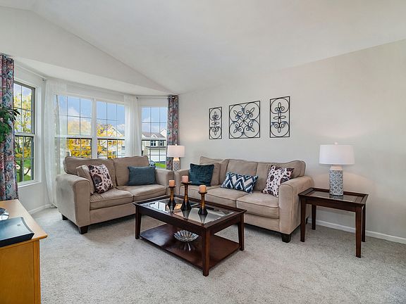 3rd image of 1583 Victoria Park Cir