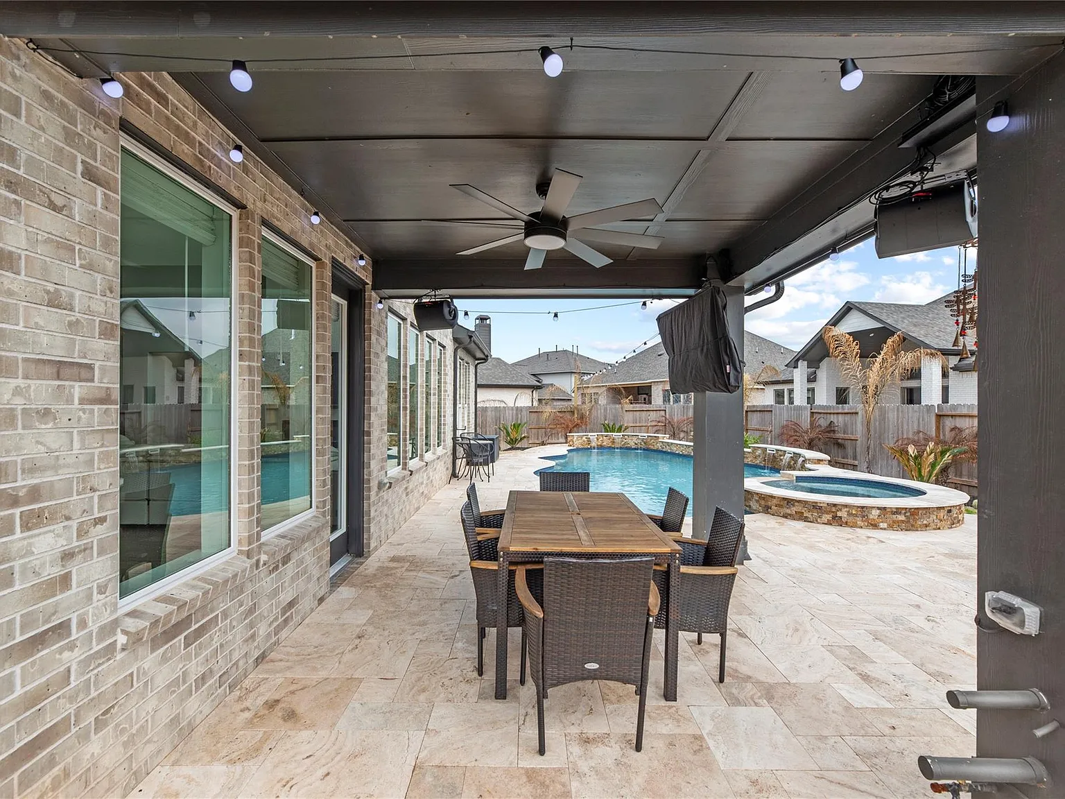 4 bed, 3.5 bath, 2801 sqft, $5,700 — Photo 2