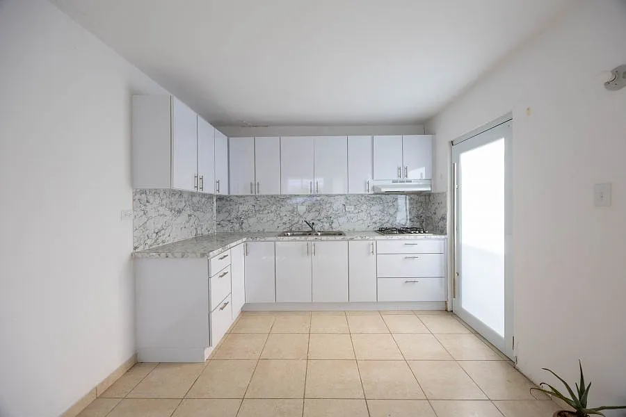 2 bed, 1.0 bath, 800 sqft, $1,000 — Photo 2