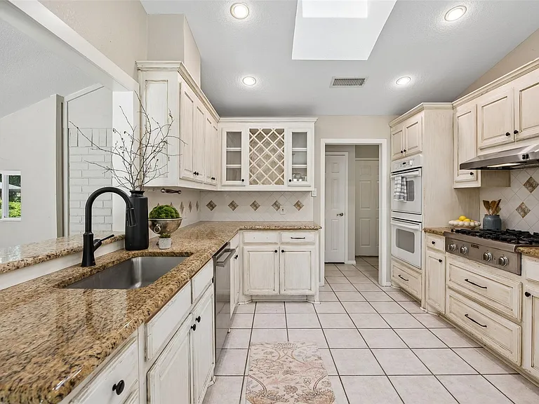 1203 Oakwood Trl — Photo 10