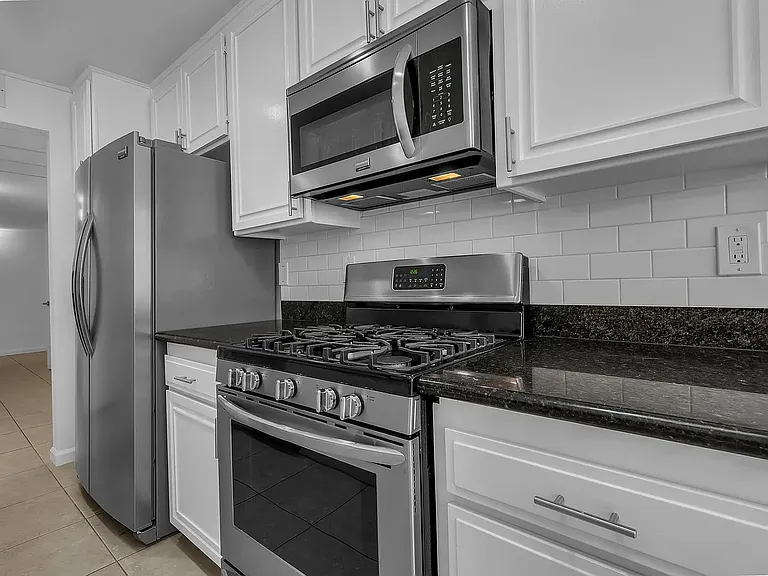 1946 Selby Apartments — Photo 4